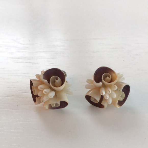 Vintage shell necklace and screw on earrings set - Picture 6 of 8